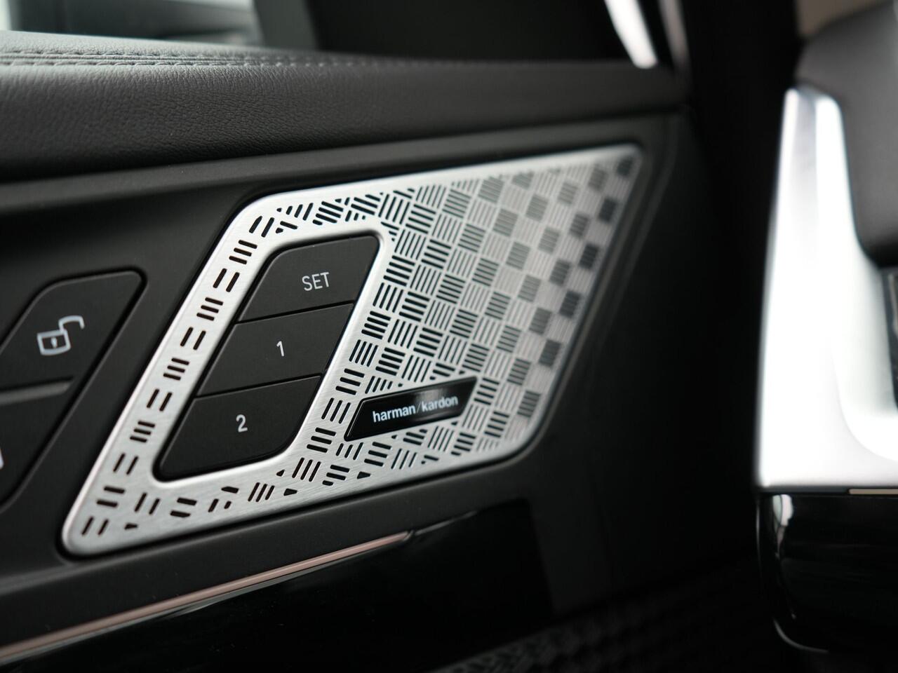 BMW X1 xDrive25e xLine Plug In Hybrid 221pk Dealer O.H PHEV | Trekhaak Af Fabriek | Head Up | 360 Camera | Adaptive Cruise | Harman Kardon | Lederen Sportstoelen Memory & Verwarmd | Navigatie | Apple Carplay | Virtual | Verwamd Stuur | DAB |