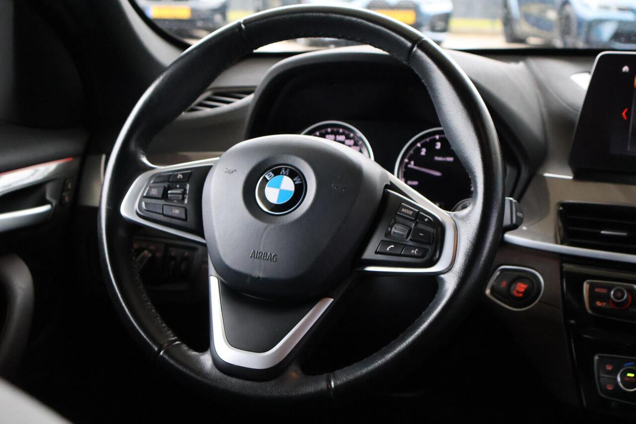 BMW X1 sDrive20i | High Executive | xLine | Leder | Stoelverwarming | Camera | Parkeersensoren | Head-Up Display | HiFi Systeem | M Shadow Line