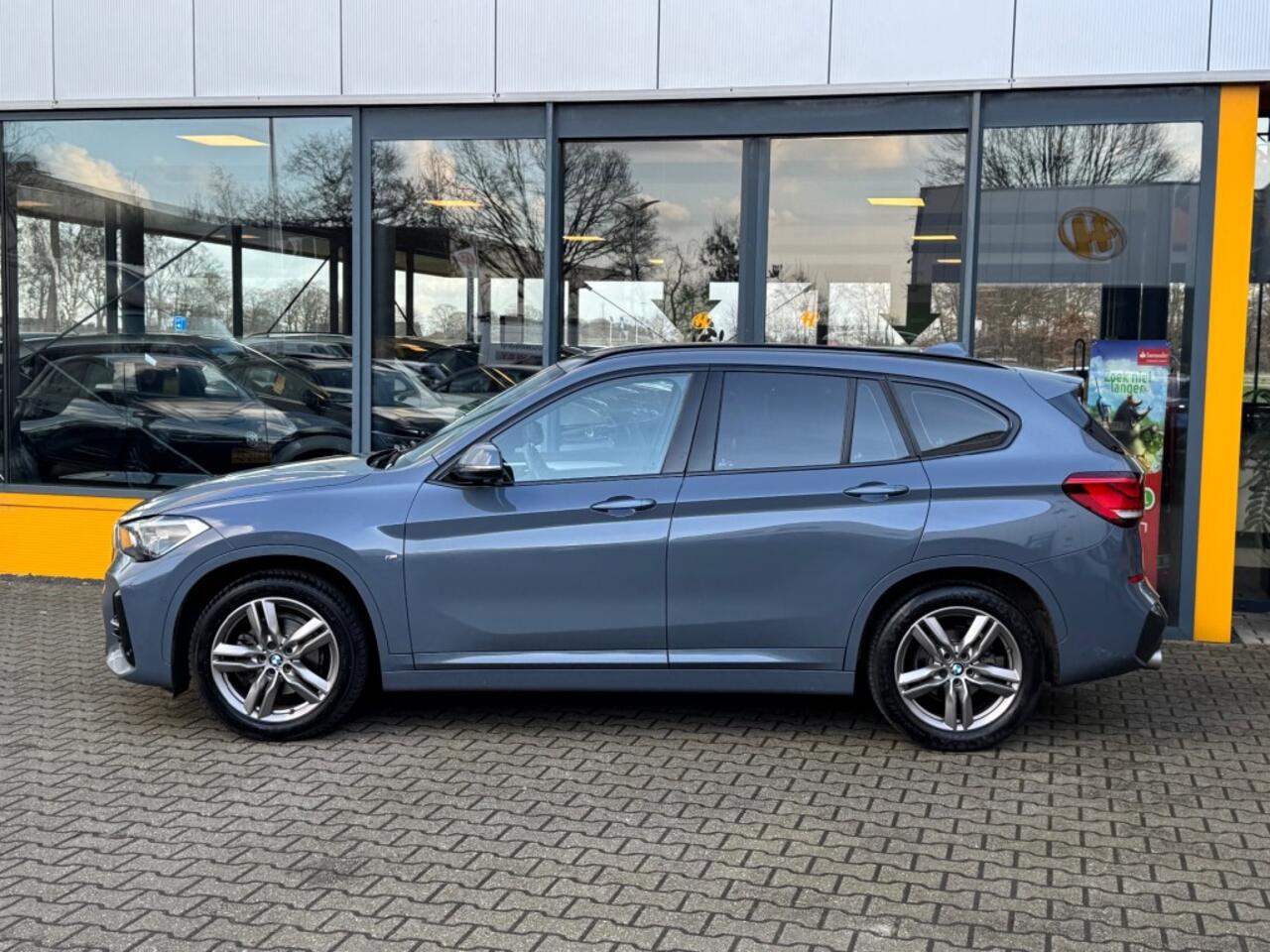 BMW X1 sDrive18i High Executive - navi - stoelverwarming - trekhaak