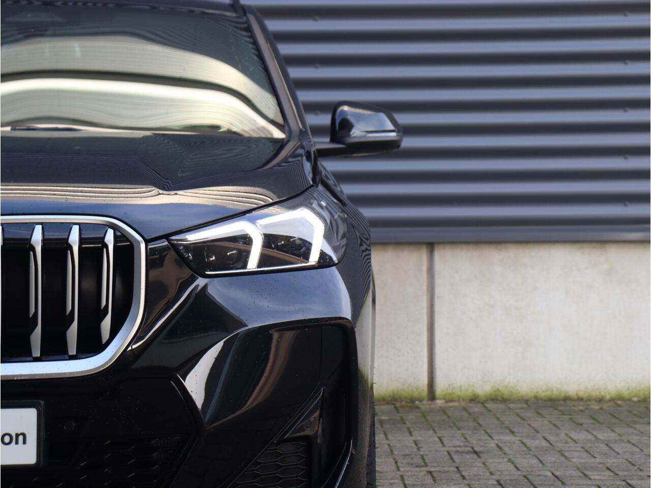 BMW X1 xDrive25e | M Sportpakket | Panodak | Head-Up | Driving Assistant Plus | Comfort acces| Parking Assistant Plus | 20'' LMV