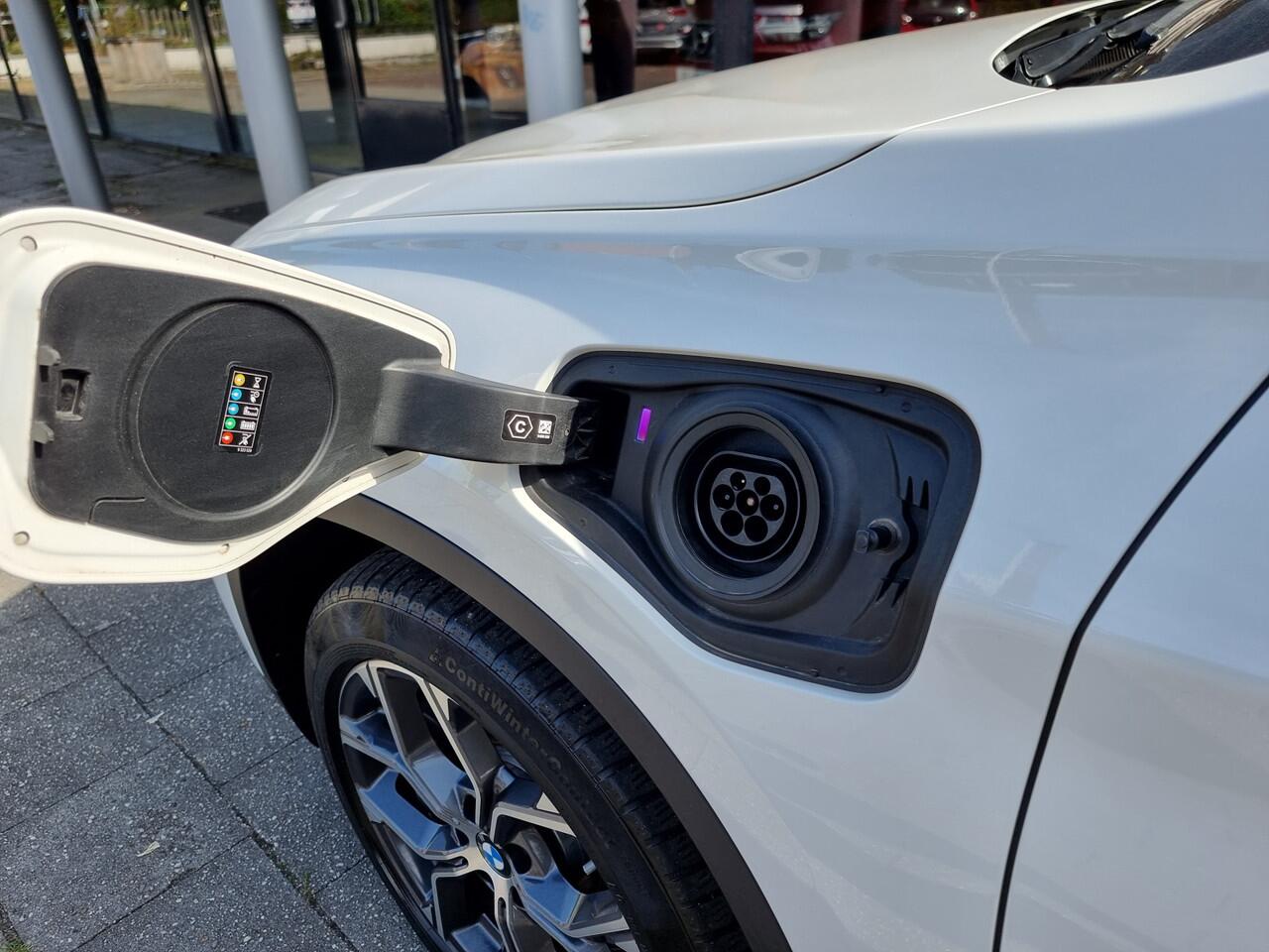 BMW X1 xDrive25e X Line | Panorama | Leder | Widescreen | Zeer nette staat! | Incl. BTW