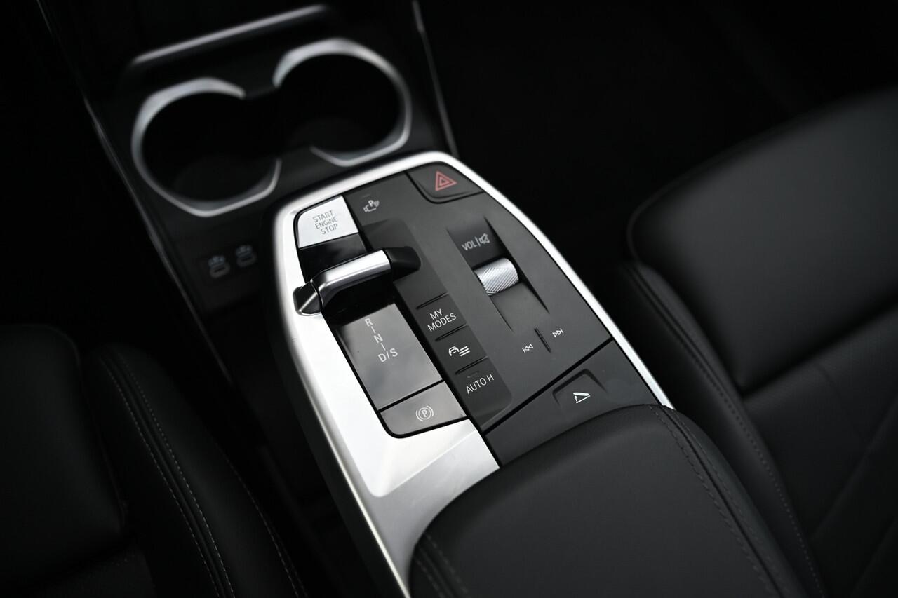 BMW X1 sDrive20i High Executive M Sport Automaat / Panoramadak / Trekhaak / Sportstoelen / M Adaptief onderstel / Comfort Access / Parking Assistant Plus / Adaptieve LED / Head-Up