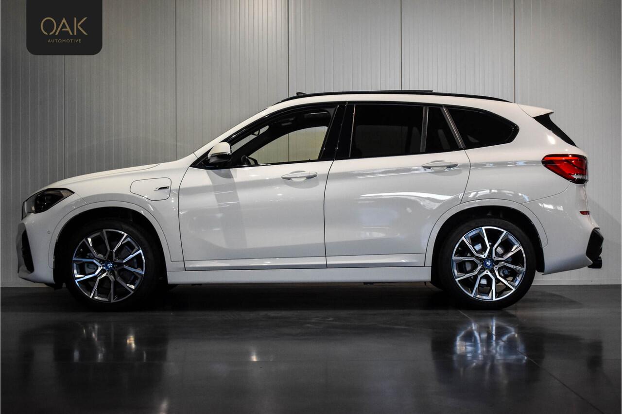 BMW X1 xDrive25e | M-Sport | Navigatie | Panorama | Leder | Camera | Trekhaak | 19"LM | Alpinweiss