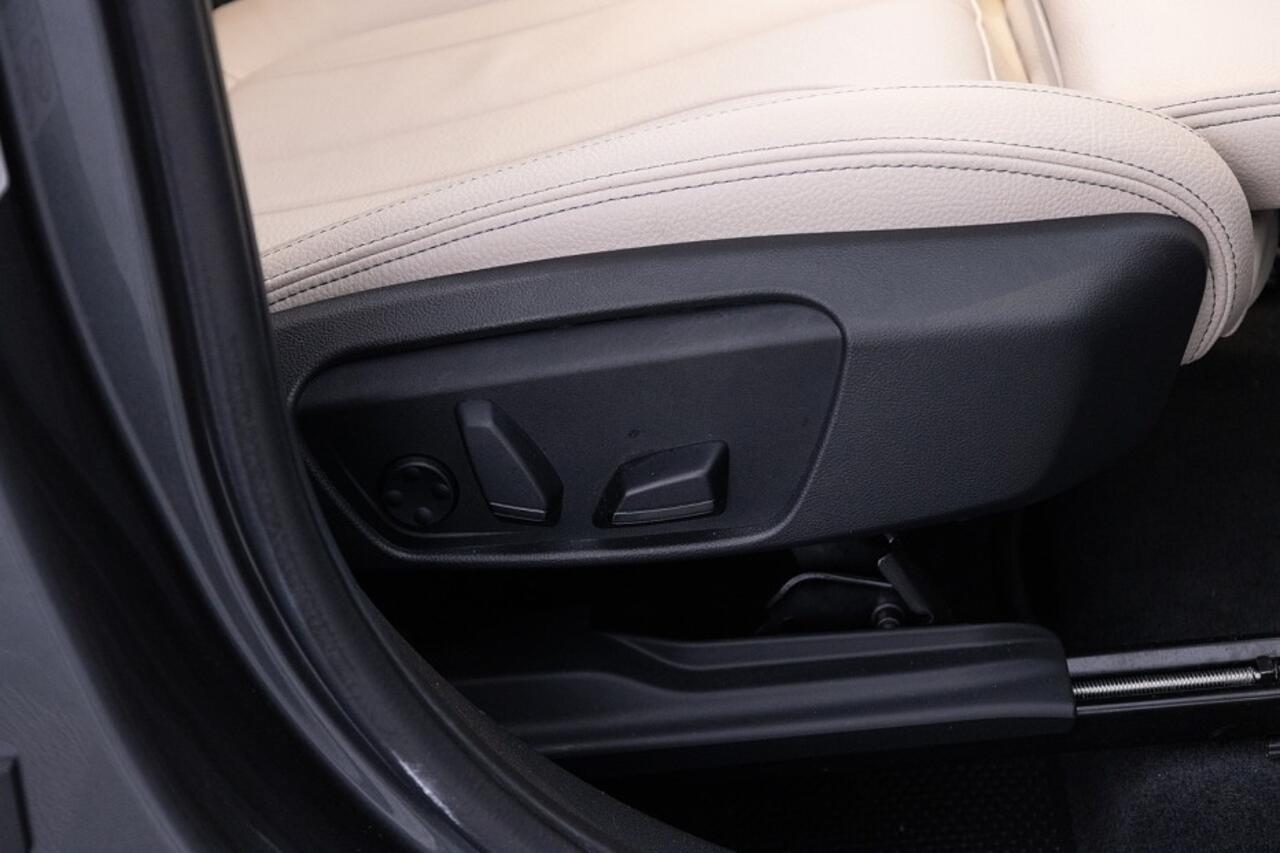 BMW X1 sDrive20i Business Edition Plus | PANORAMADAK | LEDER