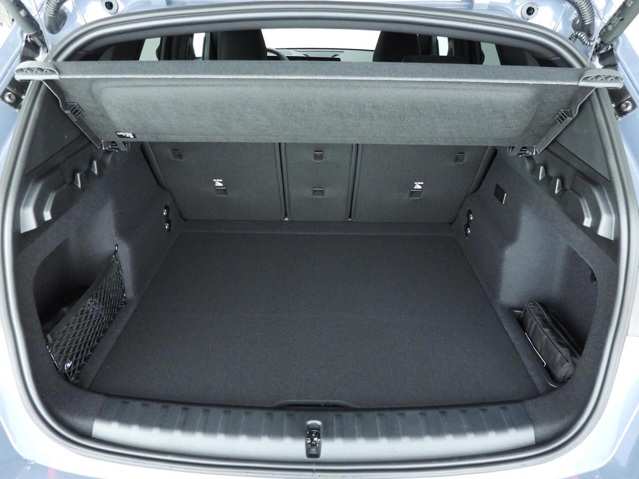 BMW X1 xDrive25e M-Sportpakket / Trekhaak / Panoramadak / Head-up / Park assist / Camera / Alu wielen 19 inch