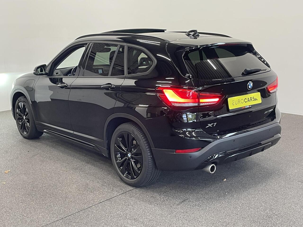 BMW X1 xDrive25e SportLine Aut PHEV Pano dak HiFi system Verwarmbare stoelen Sport stoelen navi Carplay PDC V+A Elektrische achterklep Full Led