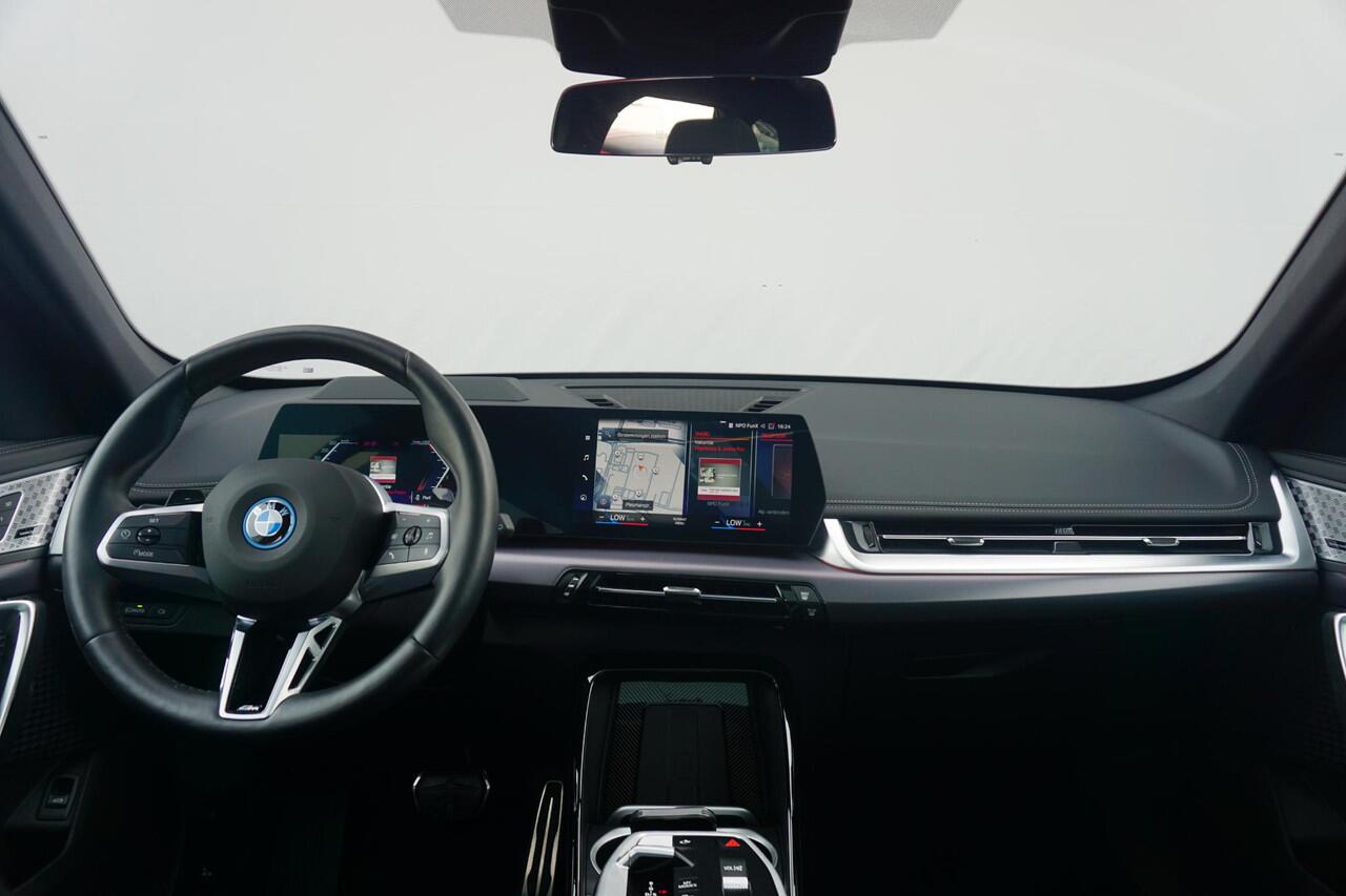 BMW X1 xDrive30e M Sportpakket 19'' / Panoramadak / Elektrisch verstelbare stoelen / Harman Kardon