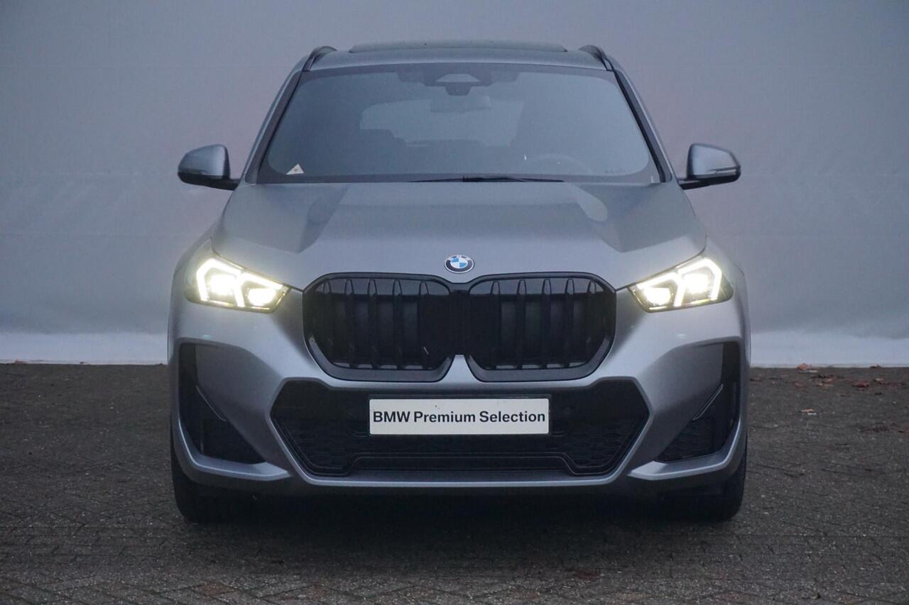 BMW X1 sDrive20i M Sportpakket Pro 19'' / Panoramadak / Elektrisch verstelbare stoelen / Harman Kardon / Trekhaak