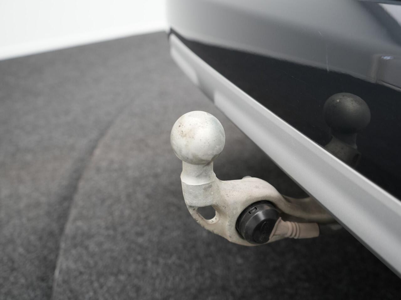 BMW X1 xDrive25e xLine Plug In Hybrid 221pk Dealer O.H PHEV | Trekhaak Af Fabriek | Head Up | 360 Camera | Adaptive Cruise | Harman Kardon | Lederen Sportstoelen Memory & Verwarmd | Navigatie | Apple Carplay | Virtual | Verwamd Stuur | DAB |