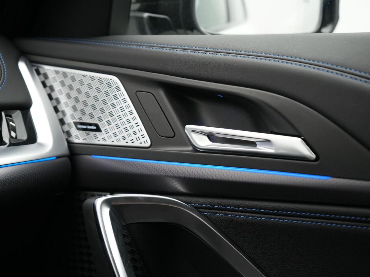 BMW X1 xDrive30e M-sport Plug in Hybrid 327pk PHEV | Adaptive Cruise | Head-up Display | 360 Camera | Carplay | Stoelen Verwarmd | Sfeerverlichting |