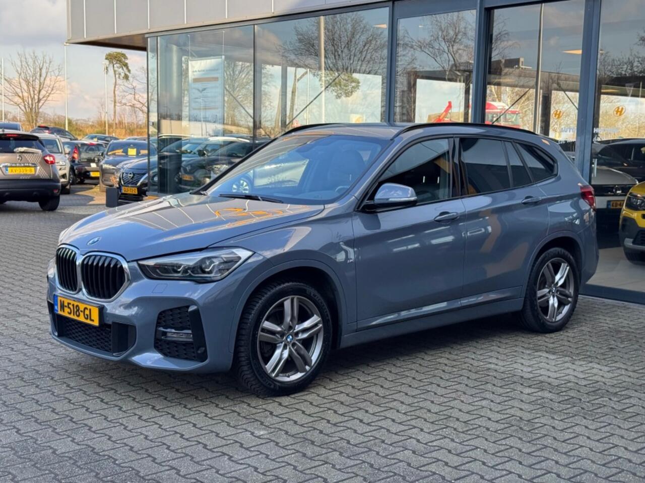 BMW X1 sDrive18i High Executive - navi - stoelverwarming - trekhaak