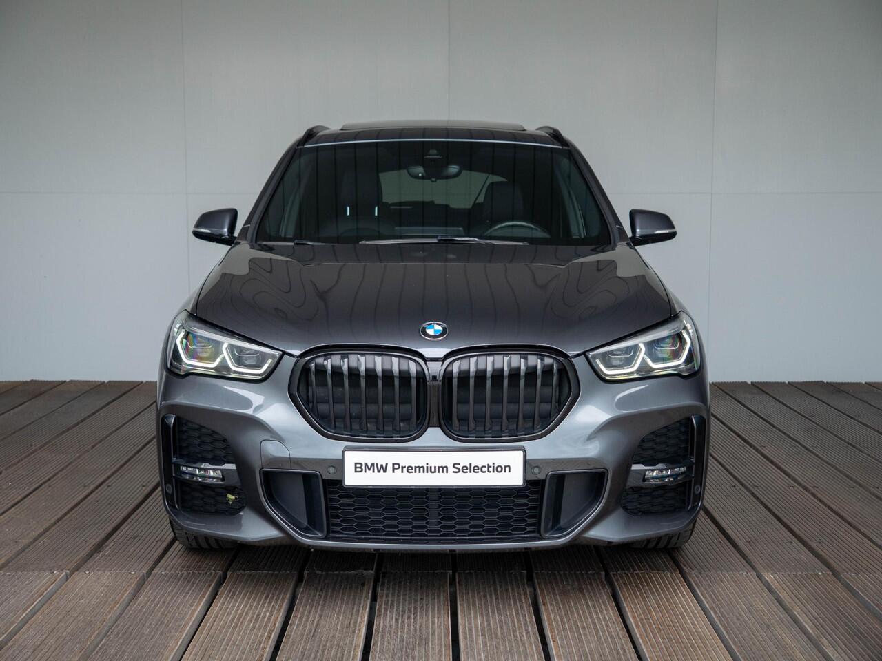 BMW X1 sDrive18i | M Sportpakket | Panoramadak | Elektrische Achterklep | Stoelverwarming | Head-Up Display | Cruise Control | 19''