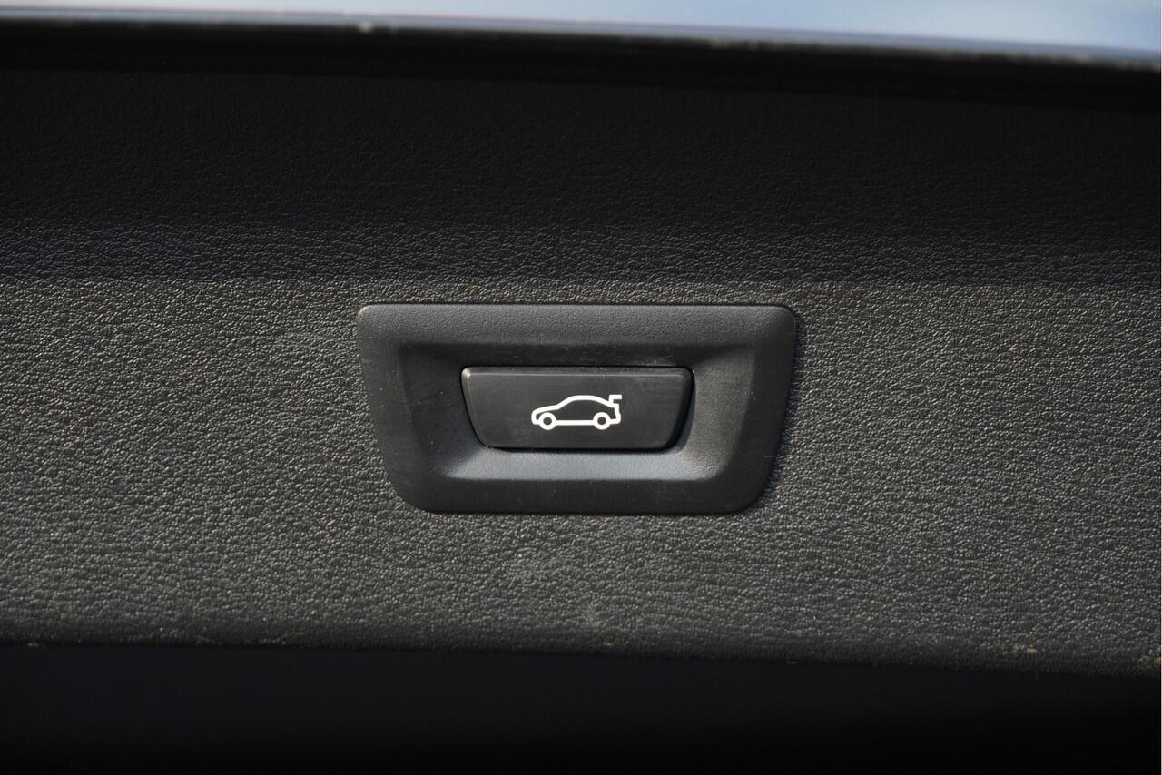 BMW X1 sDrive20i 192PK! Automaat VDL Nedcar Edition Executive BJ2020 Lmv 18" | Led | Pdc | Navi | Sideskirts | Head-Up display | Elek. achterklep | Climate control | Cruise control | Lederen bekleding | Verwarmde voorstoelen | Zwarte hemel | Getint glas