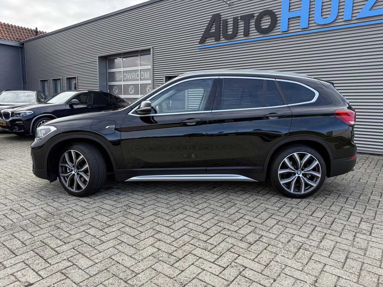 BMW X1 xDrive25e High Executive xLine Panoramadak Elek. Stoelverstelling Lederen Bekleding LED Trekhaak Keyless Entry Carplay Achteruitrijcamera 19 Inch Head-Up Display