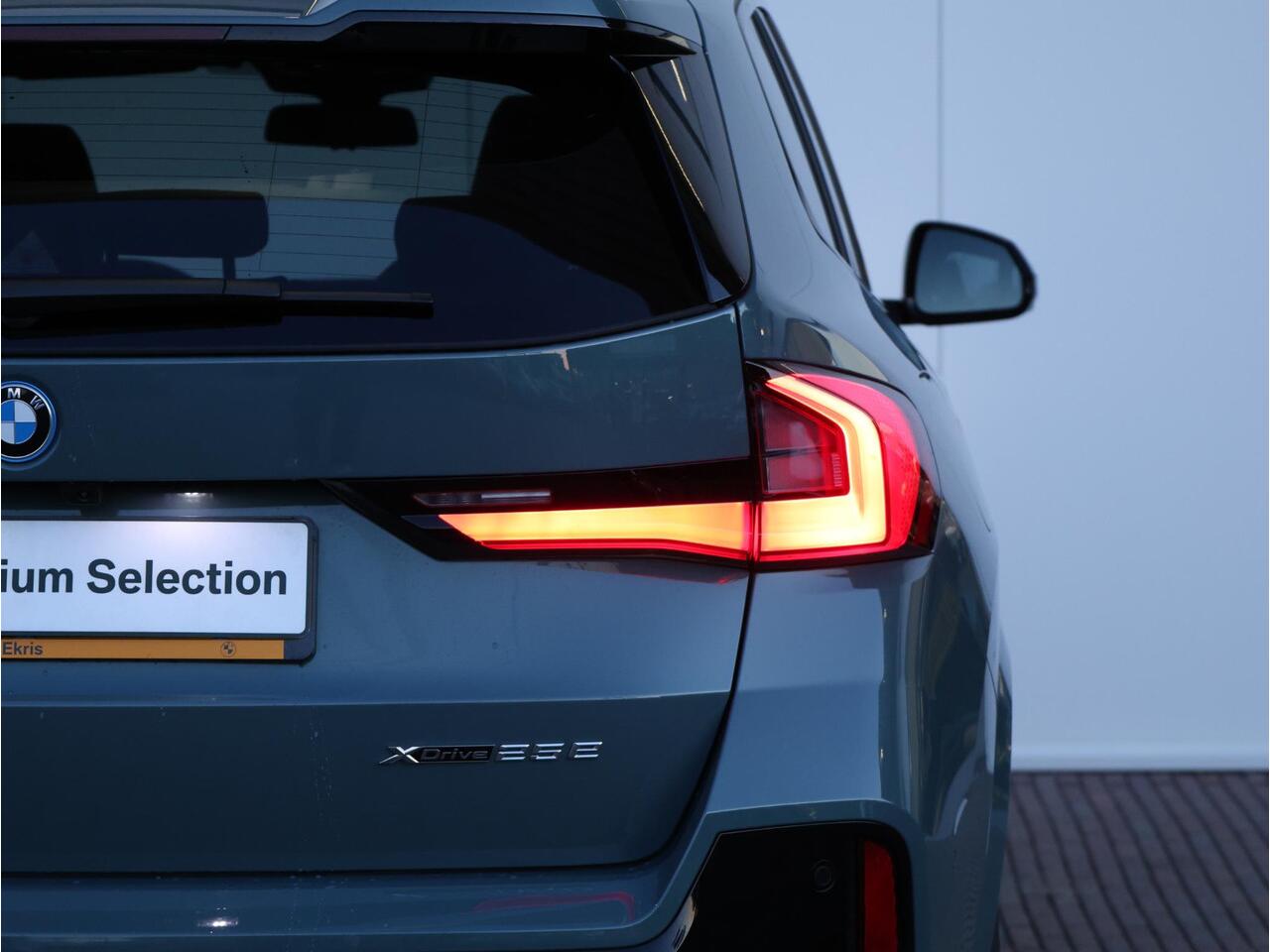 BMW X1 xDrive25e M Sportpakket Pro/ Verwarmd Stuurwiel/ Comfort Access/ Elektrische Trekhaak/ Panoramadak/ Actiefstoelen voor/ Head-Up/ Harman-Kardon/ Driving Assistant Plus