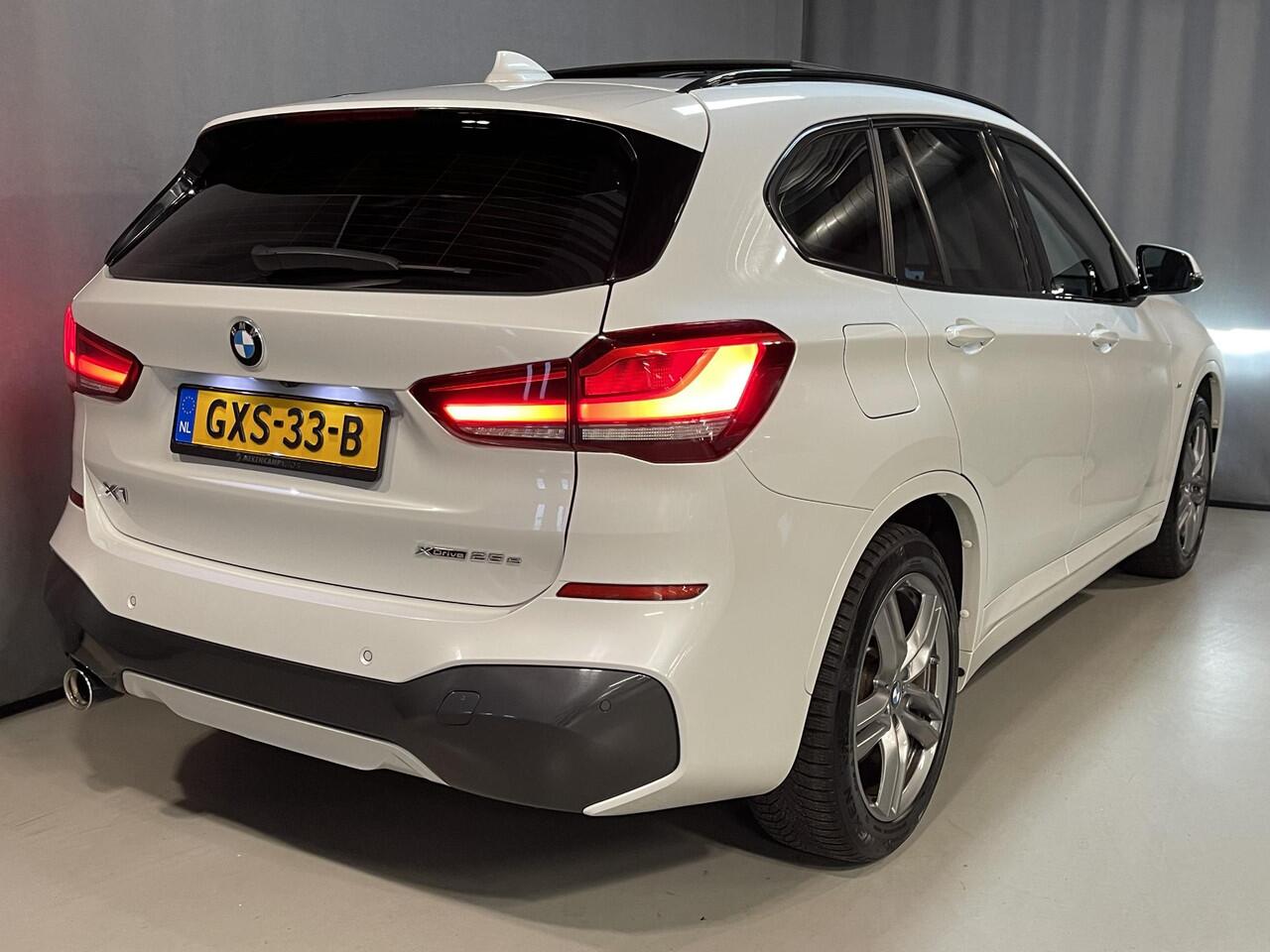 BMW X1 xDrive25e High Executive M Sport 18"/Panoramadak/Head-up/Adaptieve cruise/Sportstoelen/Stoelverwarming/Camera/LED/Keyless/PDC v+a