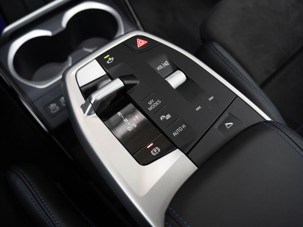 BMW X1 sDrive20i | M Sportpakket | Travel Pack | Verwarmd Stuurwiel | Comfort Access | Achteruitrijcamera | Panoramadak | Trekhaak