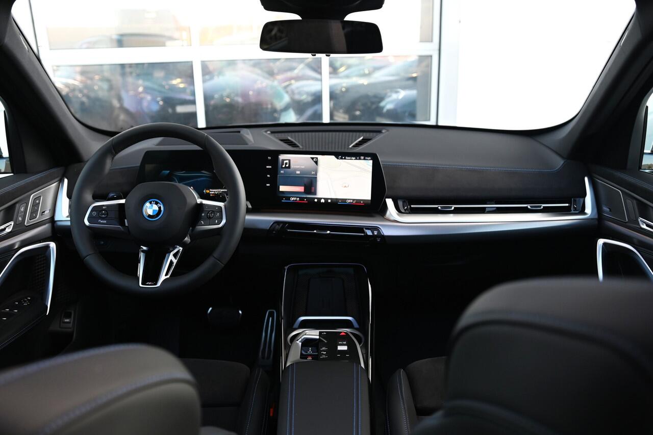 BMW X1 xDrive25e High Executive M Sport Automaat / Panoramadak / Trekhaak / Sportstoelen / M Adaptief onderstel / Adaptieve LED / Parking Assistant Plus / Head-Up / Harman Kardon