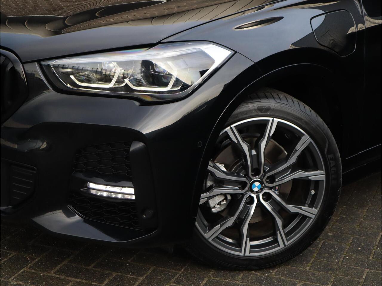 BMW X1 xDrive25e High Executive M Sport Pakket Automaat / Panoramadak / Trekhaak / Shadow Line / LED / Head-up Display / Sportstoelen / 19 Inch / Leder / Parkeersensoren voor+achter / Stoelverwarming / Harman Kardon / Achteruitrijcamera / Stuurwielverwarming / E