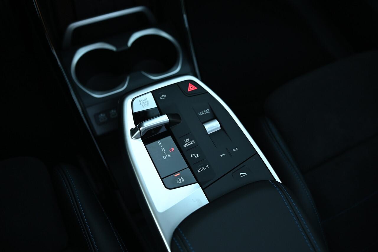 BMW X1 xDrive25e High Executive M Sport Automaat / Panoramadak / Trekhaak / Sportstoelen / M Adaptief onderstel / Comfort Access / Parking Assistant Plus / Head-Up / Harman-Kardon