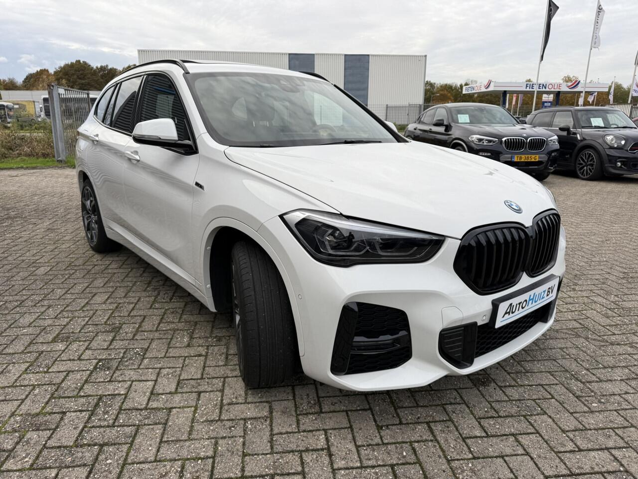 BMW X1 xDrive25e High Executive M Sport LED Head-Up Display Panoramadak Trekhaak Elek. Stoelverstelling 19 Inch Achteruitrijcamera Stuurverwarming ACC BTW Vol!!!!