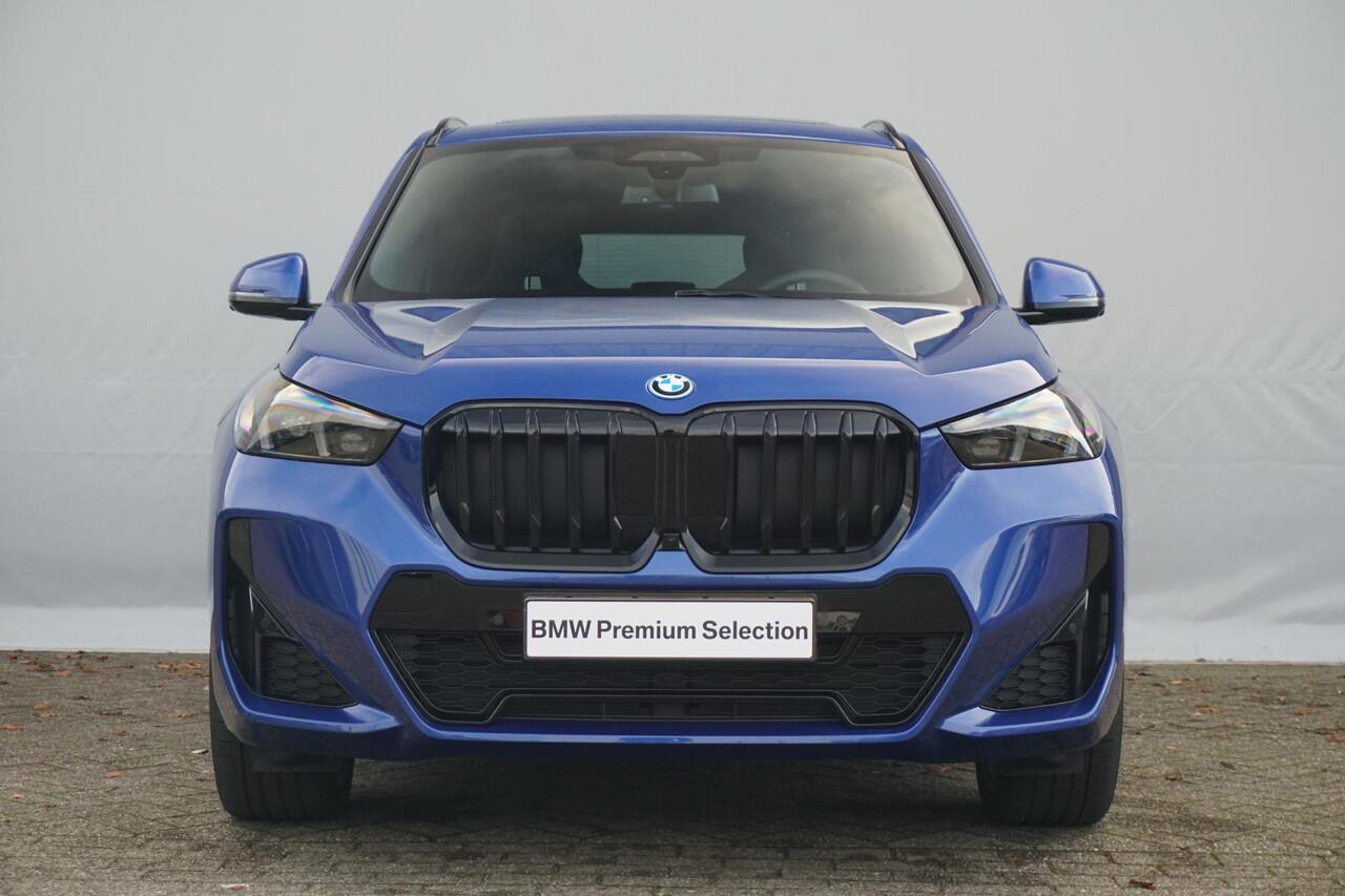 BMW X1 xDrive25e M Sportpakket 20'' / Panoramadak / Harman Kardon / Trekhaak / Elektrisch Verstelbare M Sportstoelen