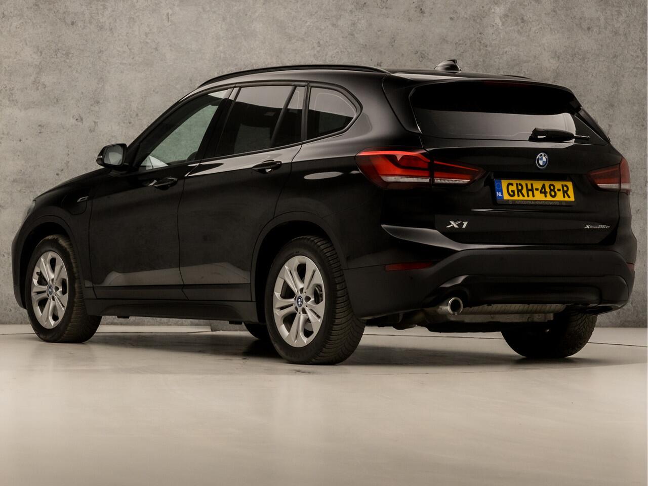 BMW X1 xDrive25e Sportline 221Pk Automaat (GROOT NAVI, CLIMATE, ALCANTARA, GETINT GLAS, ELEK ACHTERKLEP, SPORTSTOELEN, PARKEERSENSOREN, LED KOPLAMPEN, DAB+, NIEUWSTAAT)