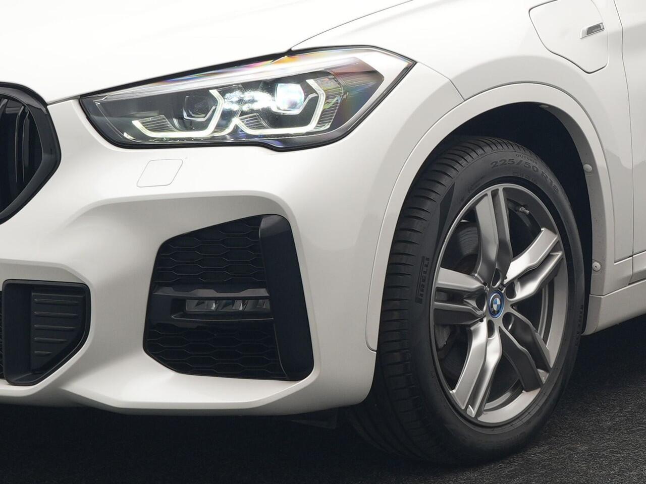 BMW X1 xDrive25e M Sport Plug In Hybrid 222pk Dealer O.H PHEV | Trekhaak Afneembaar | Cruise Control | Lederen Sportstoelen Verwarmd | Bluetooth | Sfeerverlichting | Sportstuur Leder | Navigatie | DAB | 18" LM |