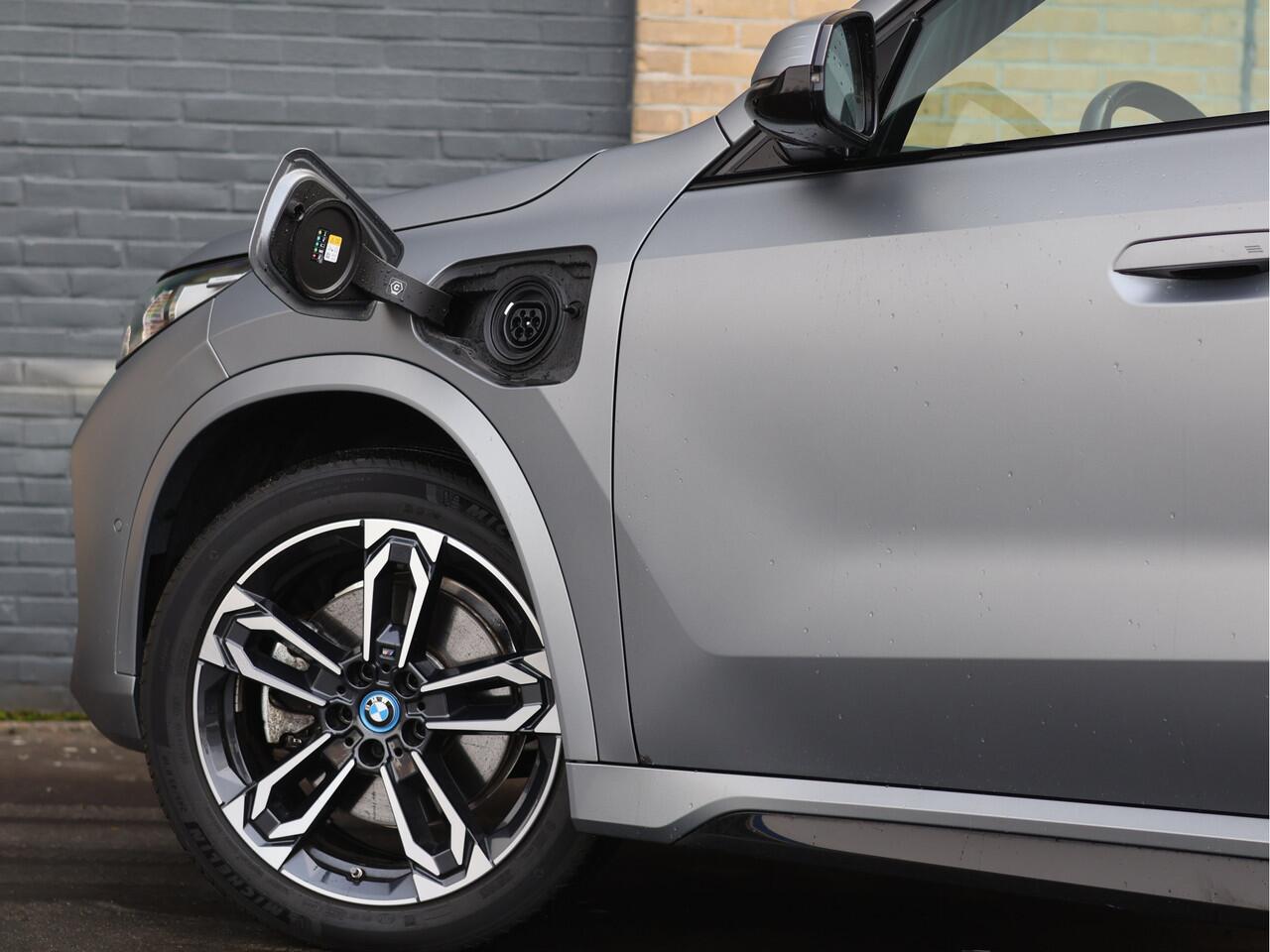 BMW X1 xDrive30e M Sport 326PK | Matte | Individual | ACC | Cam | Driving Assist Plus | BTW |