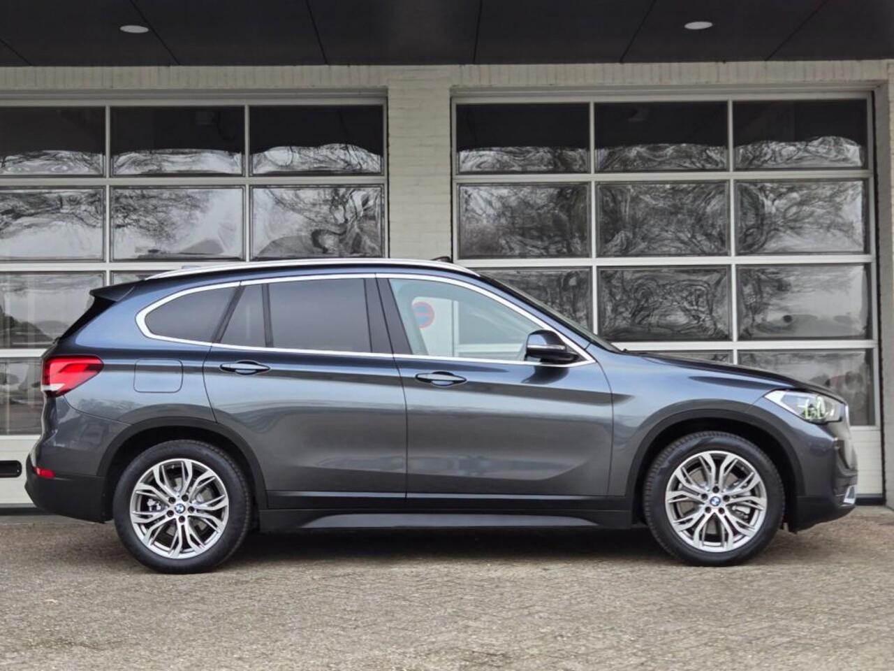 BMW X1 XDRIVE25E SPORT LINE | SPORTSTOELEN | PANORAMA | CAMERA | KEYLESS |