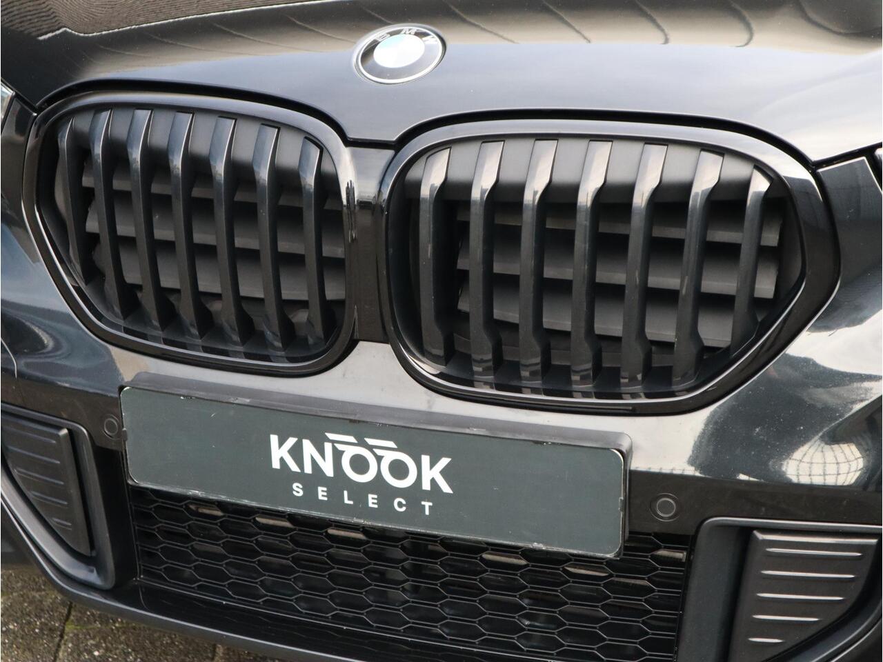 BMW X1 xDrive25e High Executive M Sport Pakket Automaat / Panoramadak / Trekhaak / Shadow Line / LED / Head-up Display / Sportstoelen / 19 Inch / Leder / Parkeersensoren voor+achter / Stoelverwarming / Harman Kardon / Achteruitrijcamera / Stuurwielverwarming / E