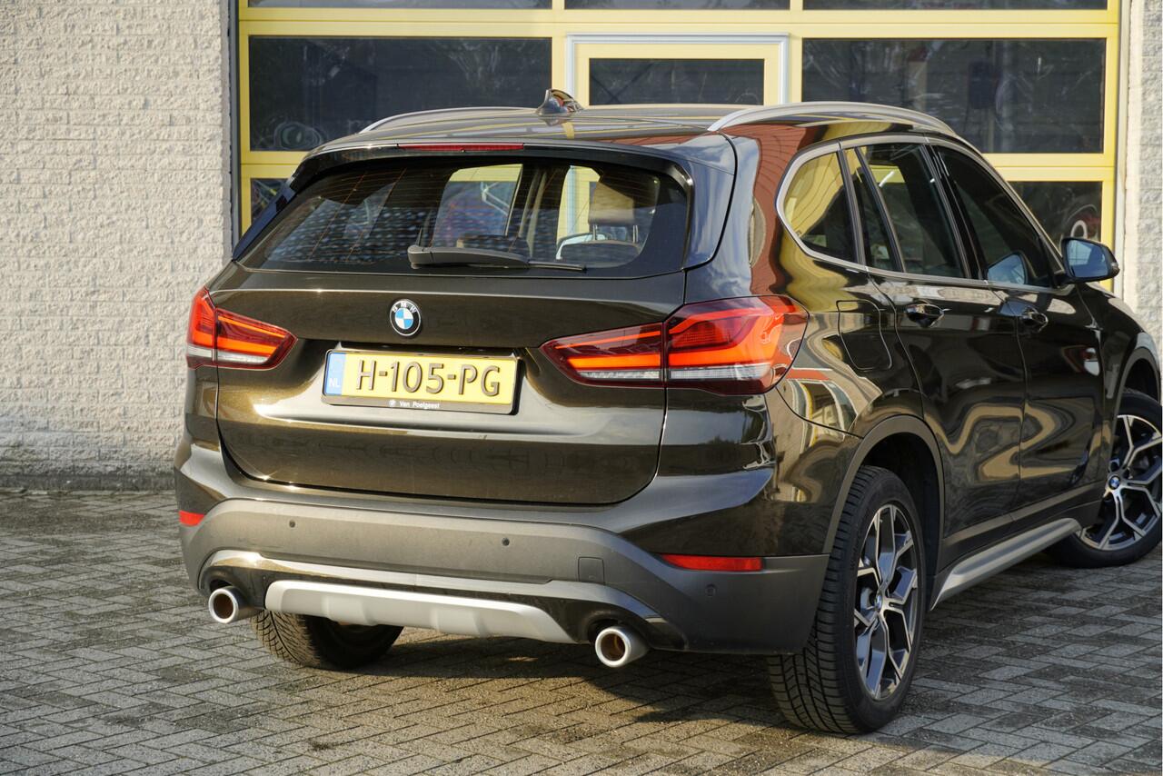BMW X1 sDrive20i 192PK! Automaat VDL Nedcar Edition Executive BJ2020 Lmv 18" | Led | Pdc | Navi | Sideskirts | Head-Up display | Elek. achterklep | Climate control | Cruise control | Lederen bekleding | Verwarmde voorstoelen | Zwarte hemel | Getint glas