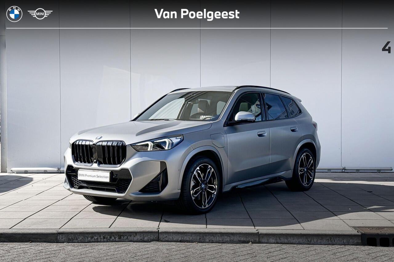BMW X1 xDrive30e M-Sport Harman Kardon / Glazen Schuifdak / Head-Up / Parking Assistant Plus / Stoel & Stuurwielrandverwarming / Trekhaak Zwenkbaar / Adaptieve LED koplampen / Getinte Ramen / 19 Inch