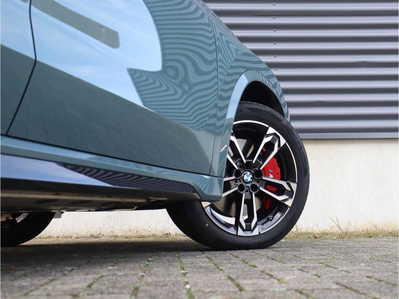 BMW X1 xDrive25e | M Sportpakket Pro | Panodak | Trekhaak | Head-Up | Driving Assistant Plus | Harman Kardon | Elektr. Stoelen | Parking Assistant Plus | 19'' LMV