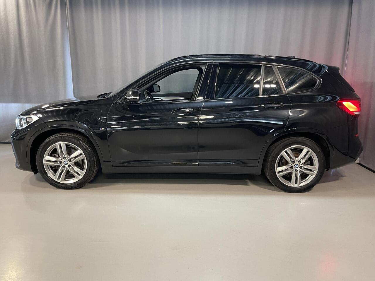 BMW X1 xDrive25e High Executive M Sport 18''/Leder/Trekhaak/Stoelverwarming/Sportstoelen/Elektrische Klep/LED/DAB/Navigatie/PDC