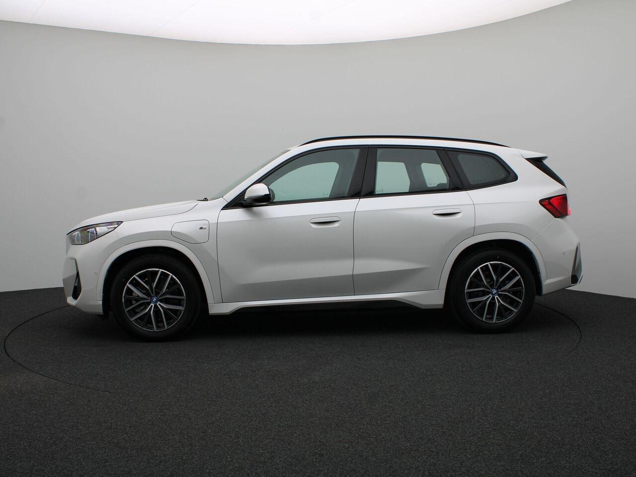 BMW X1 xDrive30e M Sportpakket | Premium Pack | Adaptief M Onderstel | Comfort Access | Trekhaak | Driving Assistant Plus | 18''