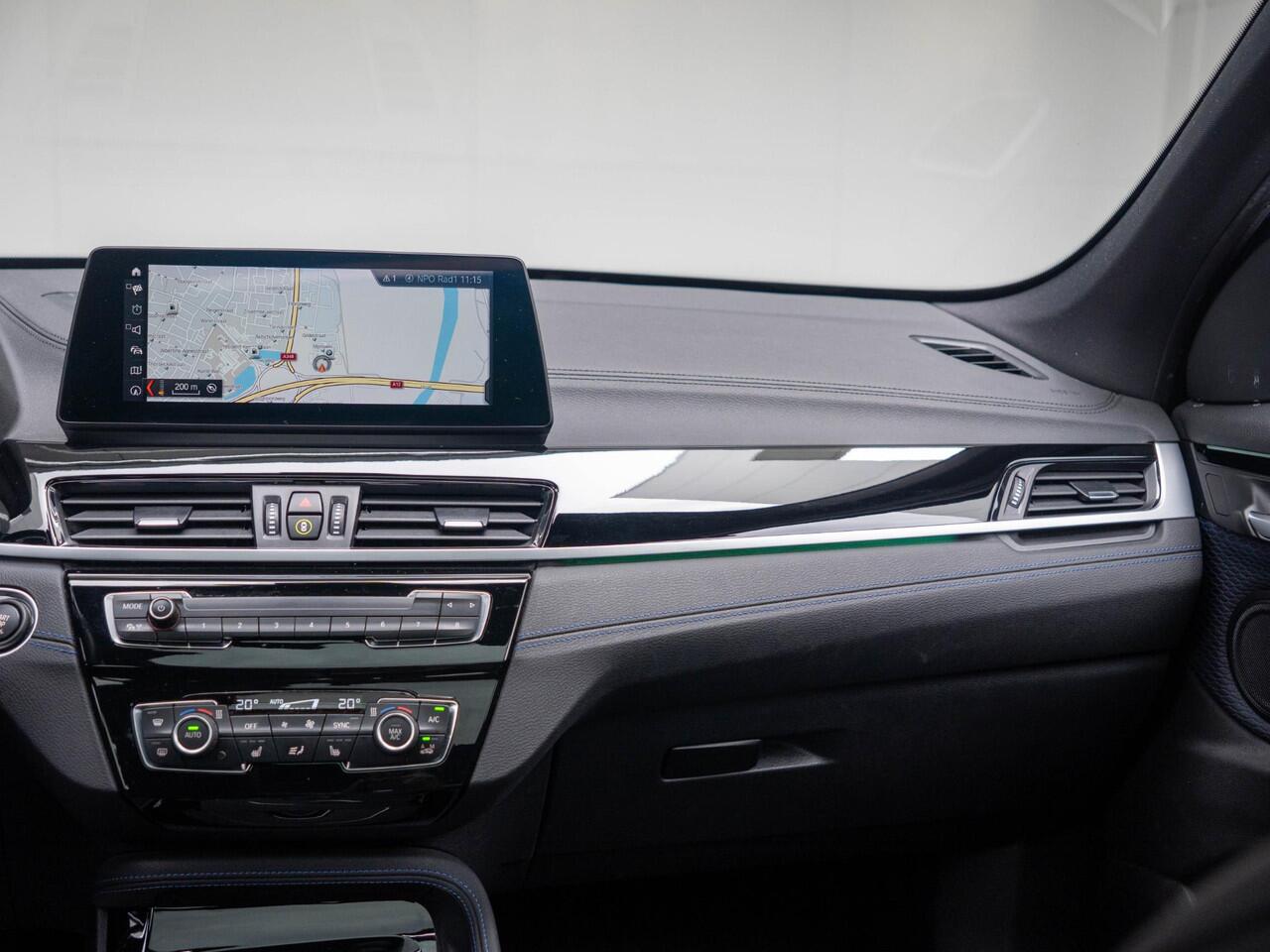 BMW X1 sDrive18i | M Sportpakket | Panoramadak | Elektrische Achterklep | Stoelverwarming | Head-Up Display | Cruise Control | 19''