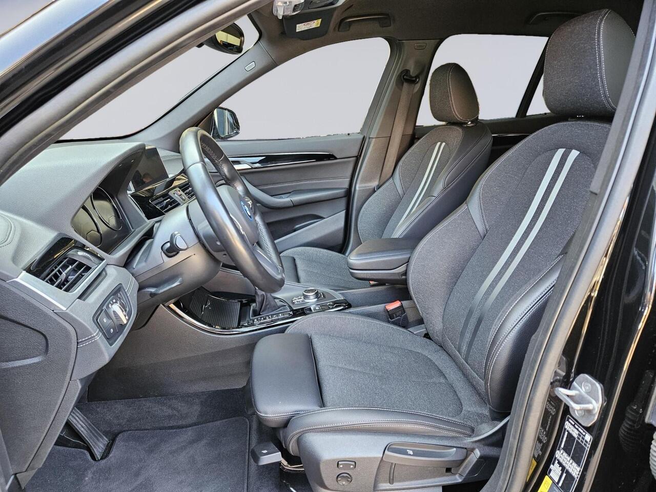 BMW X1 xDrive25e M Sport /Apple Carplay/Sportstoelen/Parkeersens. V+A+Cam/Stoelverw./Elektr. Klep/DAB+/Sperdiff/Trekhaak/(MET GARANTIE*)