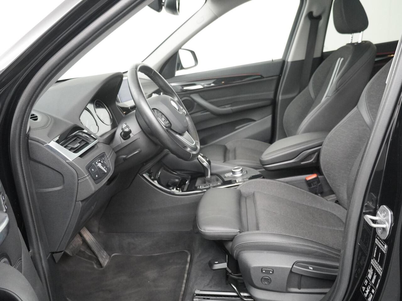 BMW X1 xDrive20i High Executive | Sportline | Glazendak | Getint Glas |