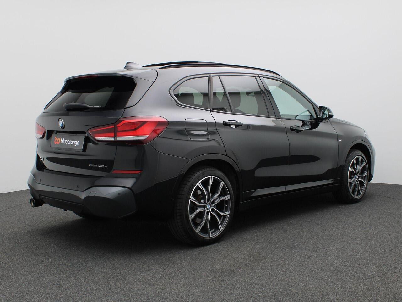 BMW X1 xDrive25e eDrive Edition 220PK Aut. SOH 88%, Pano-Schuifdak, M-Sport, Head-Up Display, Alarm, Trekhaak, 18" LM Velgen, Lederen Bekleding, Achteruitrijcamera, Stoelverwarming