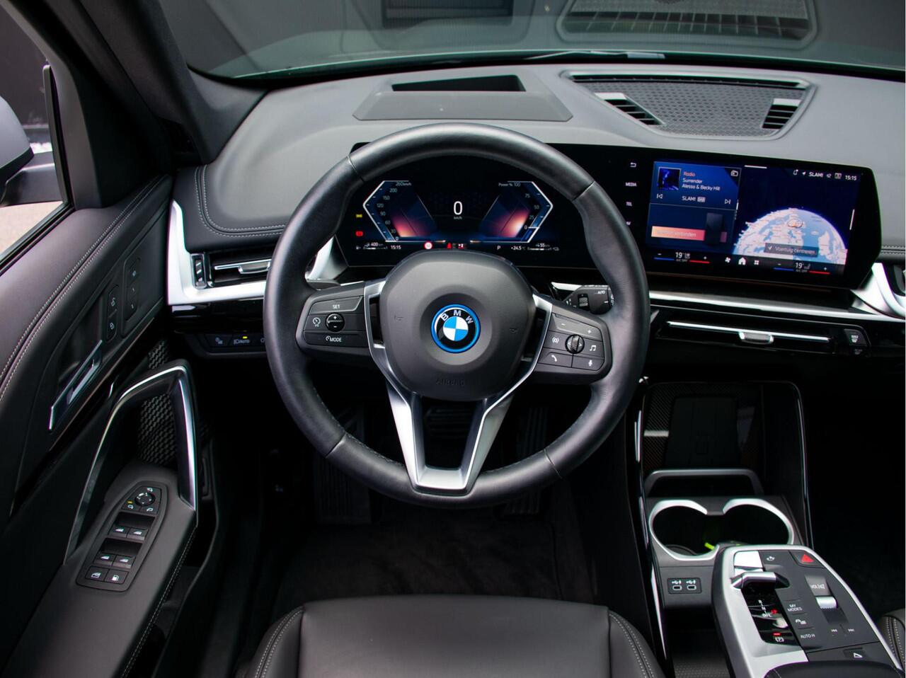 BMW X1 xDrive25e High Executive Trekhaak l Adapt. LED l Head-Up l Stoelverwarming l Head-Up l Elek. Stoelen l Verwarmd stuurwiel l 360 Camera