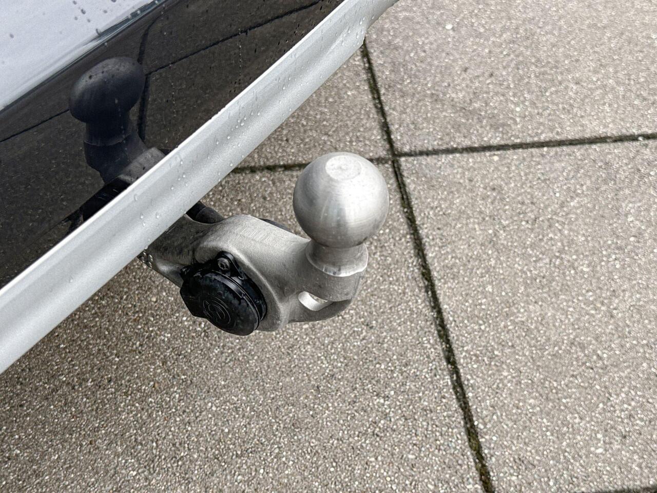 BMW X1 sDrive20i xLine / Innovation Pack / Trekhaak / Selections