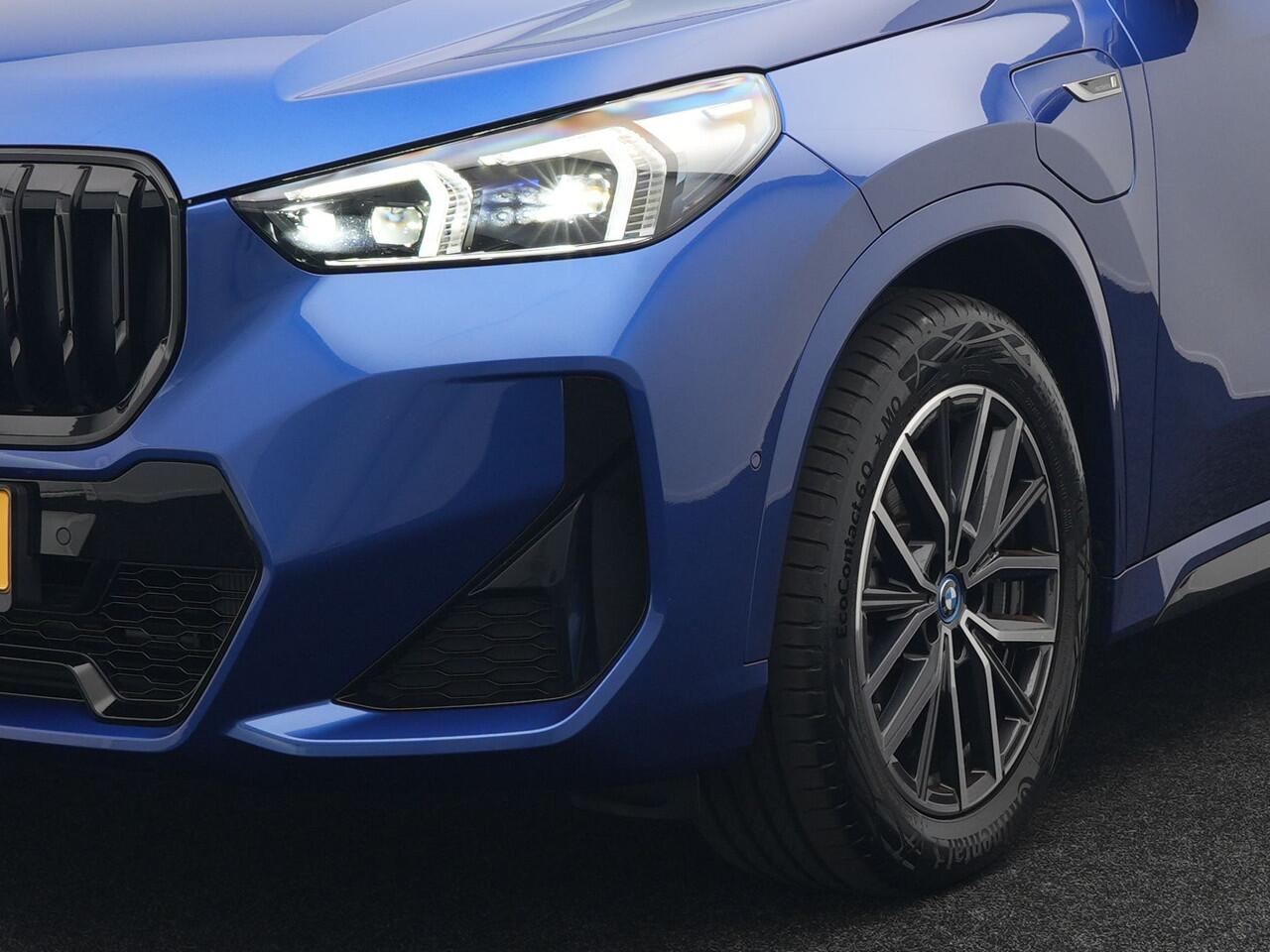 BMW X1 xDrive30e M Sport Plug In Hybrid 327pk PHEV | Head Up | Adaptive Cruise | M Sportstuur | 360 Camera | Harman Kardon | VOLLederen Sportstoelen Massage & Memory | Apple Carplay | Navigatie| Virtual | DAB |