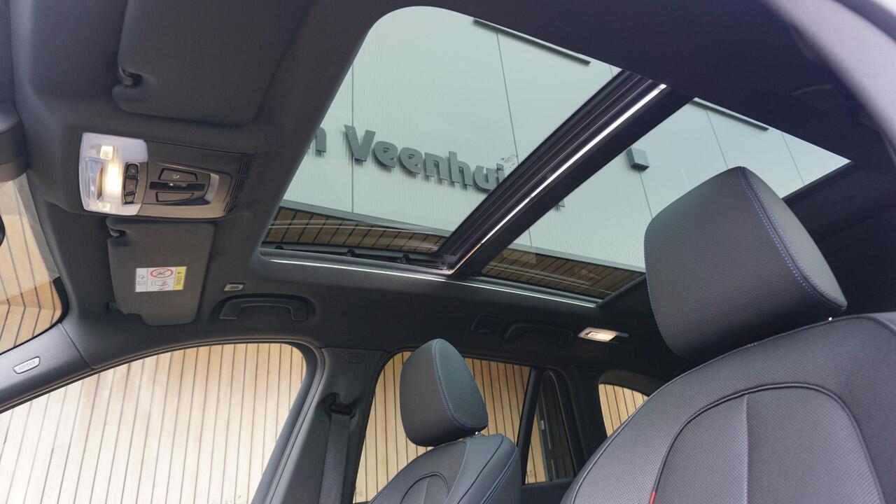 BMW X1 xDrive25e 220pk M-Sport *Facelift* Leder Pano-dak Head-up 19inch LM Afn.Trekhaak LED DAB Groot Navi 82201km!