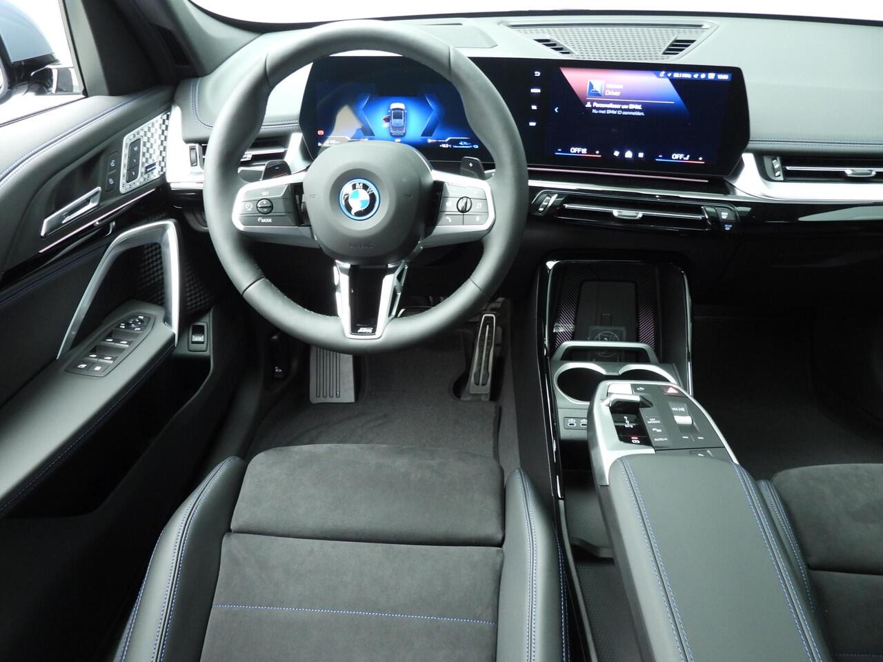 BMW X1 xDrive25e M-Sportpakket / Trekhaak / Panoramadak / Head-up / Park assist / Camera / Alu wielen 19 inch