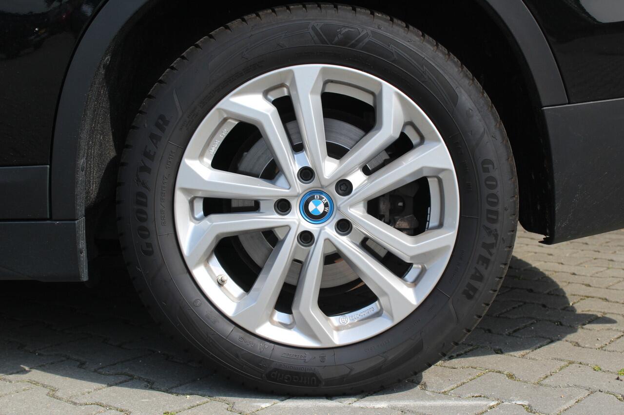 BMW X1 xDrive25e Executive | Incl. 12 maanden garantie | Cruise control | Voorstoelen verwarmd | Climate control | Parkeersensoren voor/achter | DAB | Lichtmetalen velgen | Airco | Bluetooth | Navigatie | Achteruitrijcamera