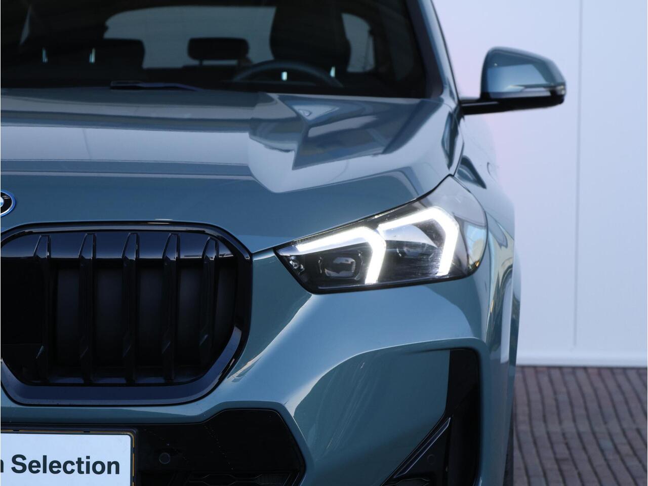 BMW X1 xDrive25e M Sportpakket Pro/ Verwarmd Stuurwiel/ Comfort Access/ Elektrische Trekhaak/ Panoramadak/ Actiefstoelen voor/ Head-Up/ Harman-Kardon/ Driving Assistant Plus