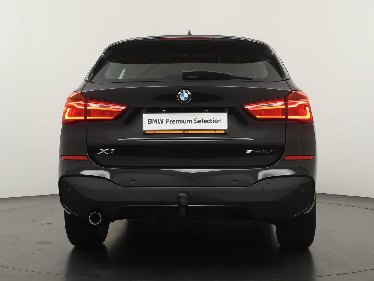 BMW X1 sDrive18i High Executive Edition B| M Sport | Trekhaak | Leder | Stoelverwarming | Parkeersensoren voor en achter | Head-Up Display | Navigatie |