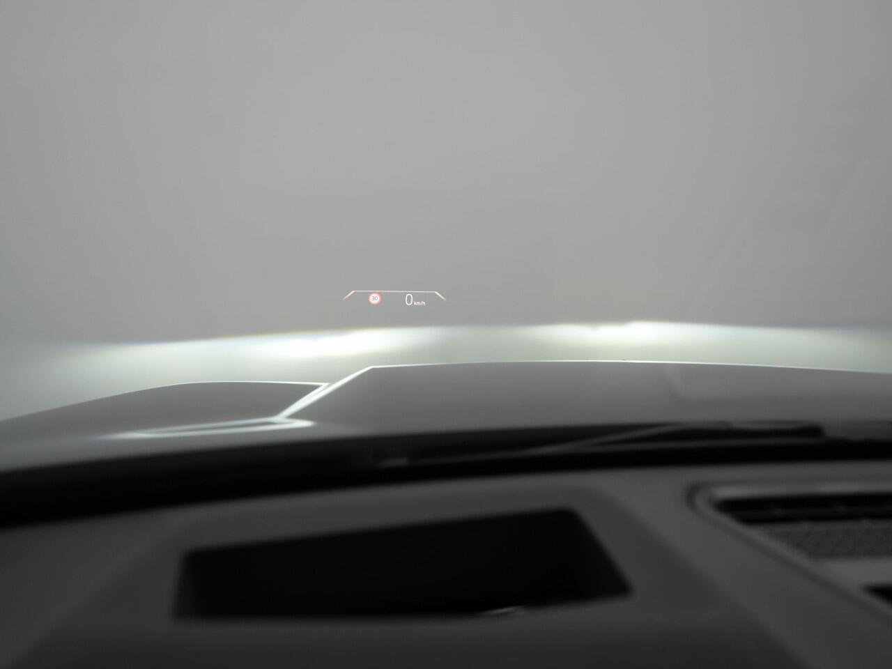 BMW X1 xDrive25e xLine Plug In Hybrid 221pk Dealer O.H PHEV | Trekhaak Af Fabriek | Head Up | 360 Camera | Adaptive Cruise | Harman Kardon | Lederen Sportstoelen Memory & Verwarmd | Navigatie | Apple Carplay | Virtual | Verwamd Stuur | DAB |