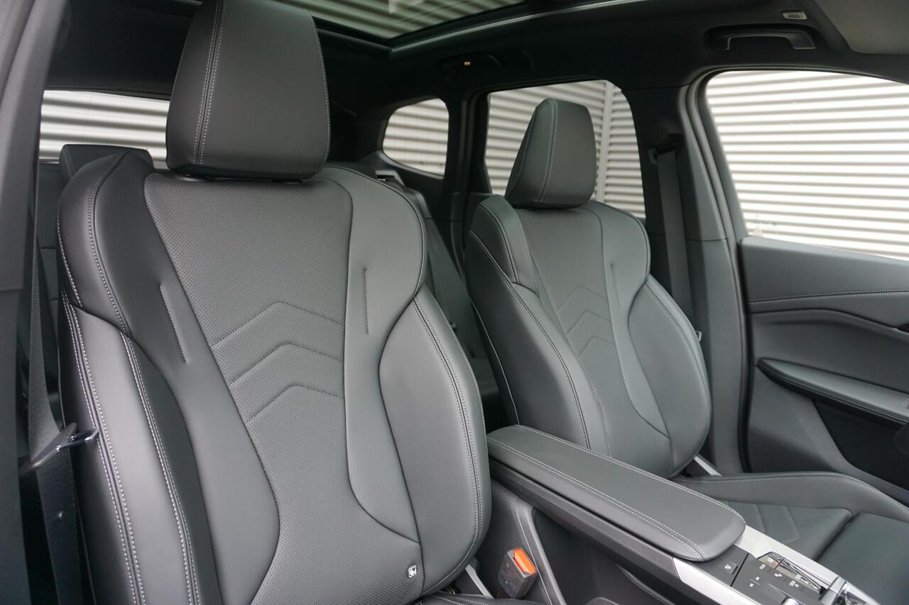 BMW X1 xDrive25e M Sportpakket | Comfort Pack | Trekhaak met elektrisch wegklapbare kogel | Glazen panoramadak | Harman-Kardon sound system